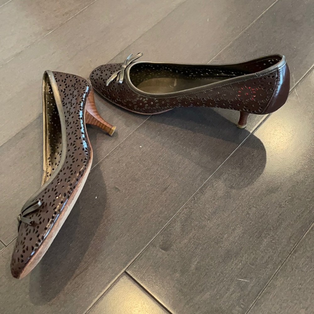 o by Oscar de la rents brown round toe heels